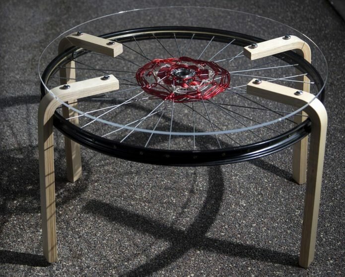 Как из велосипедного колеса и стекла смастерить необычный кофейный столик